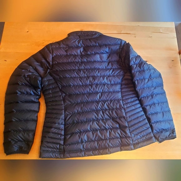 Patagonia womens short down jacket, medium - Picture 6 of 6